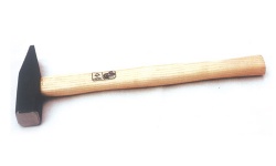 Высококачественный профессиональный молоток немецкого типа с деревянной ручкой.