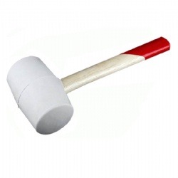 Белый молоток с деревянной ручкой
